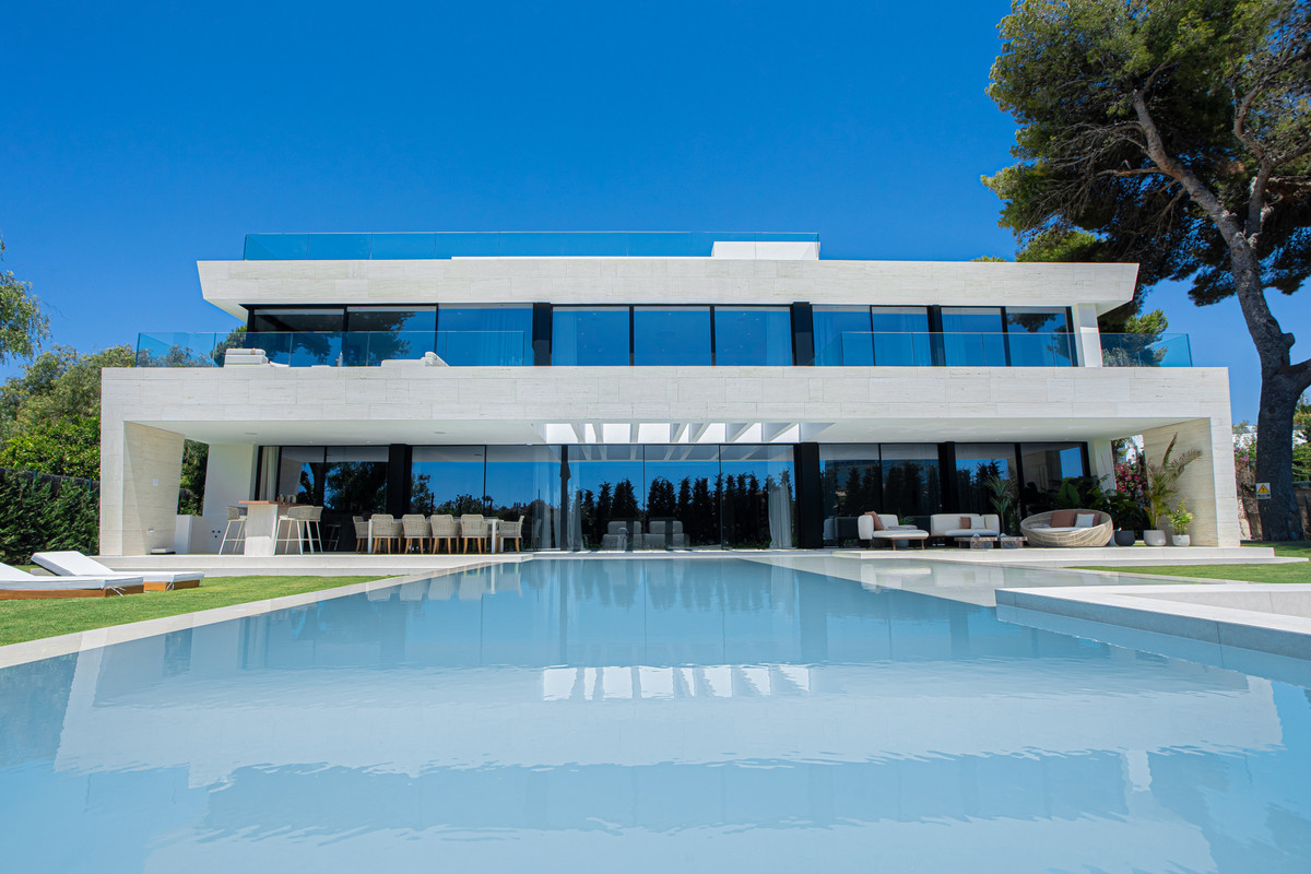 6 bedroom Villas for sale in Los Monteros – R5256361