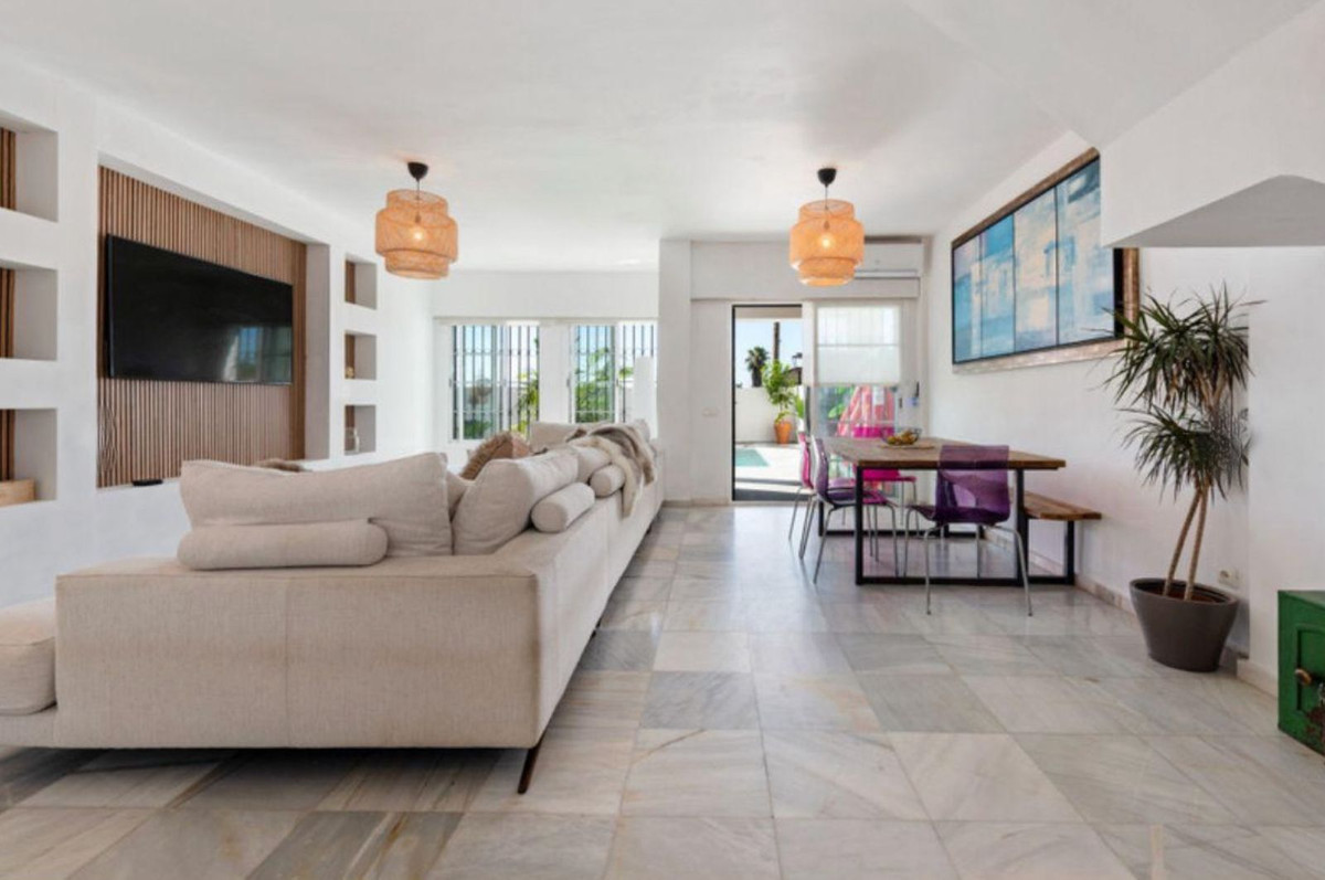 4 bedroom Villas for sale in Nueva Milla de Oro – R5272387