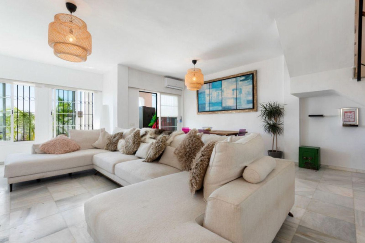 4 bedroom Villas for sale in Nueva Milla de Oro – R5272387