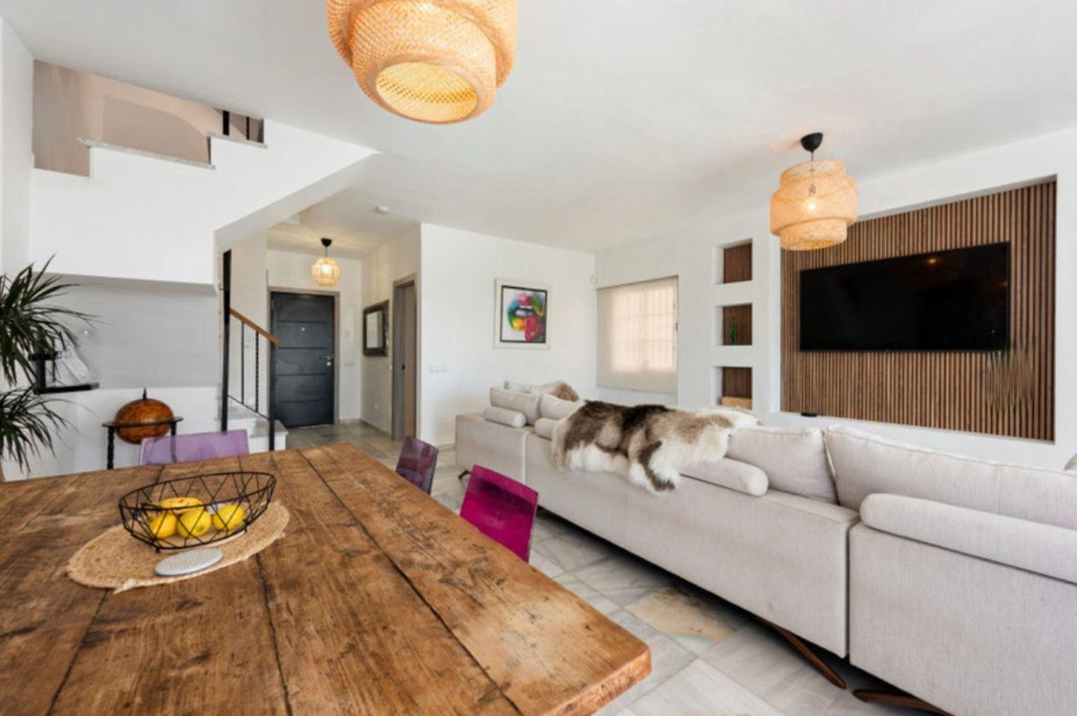 4 bedroom Villas for sale in Nueva Milla de Oro – R5272387