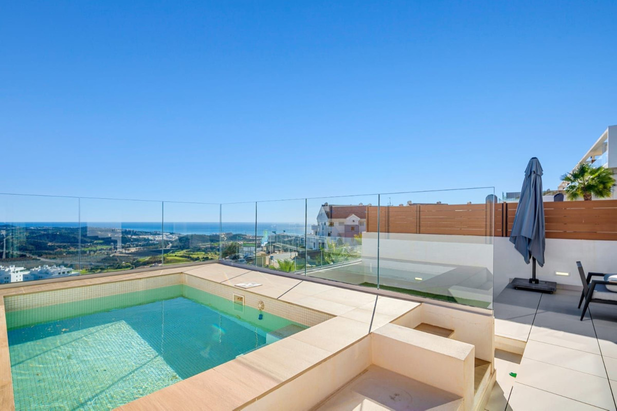 3 bedroom Apartments for sale in La Cala de Mijas – R5252314