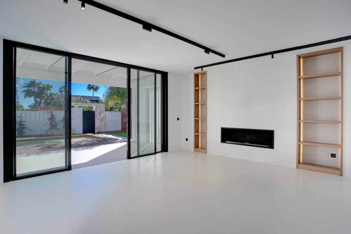 4 bedroom Villas for sale in Atalaya – R4949473