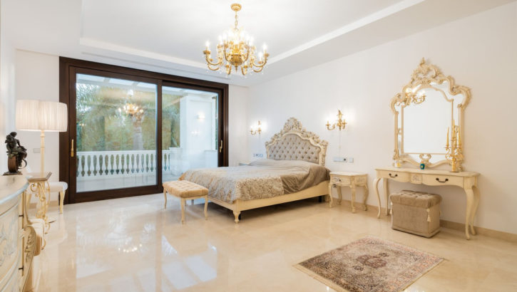 7 bedroom Villas for sale in Guadalmina Baja – R5271466 in 