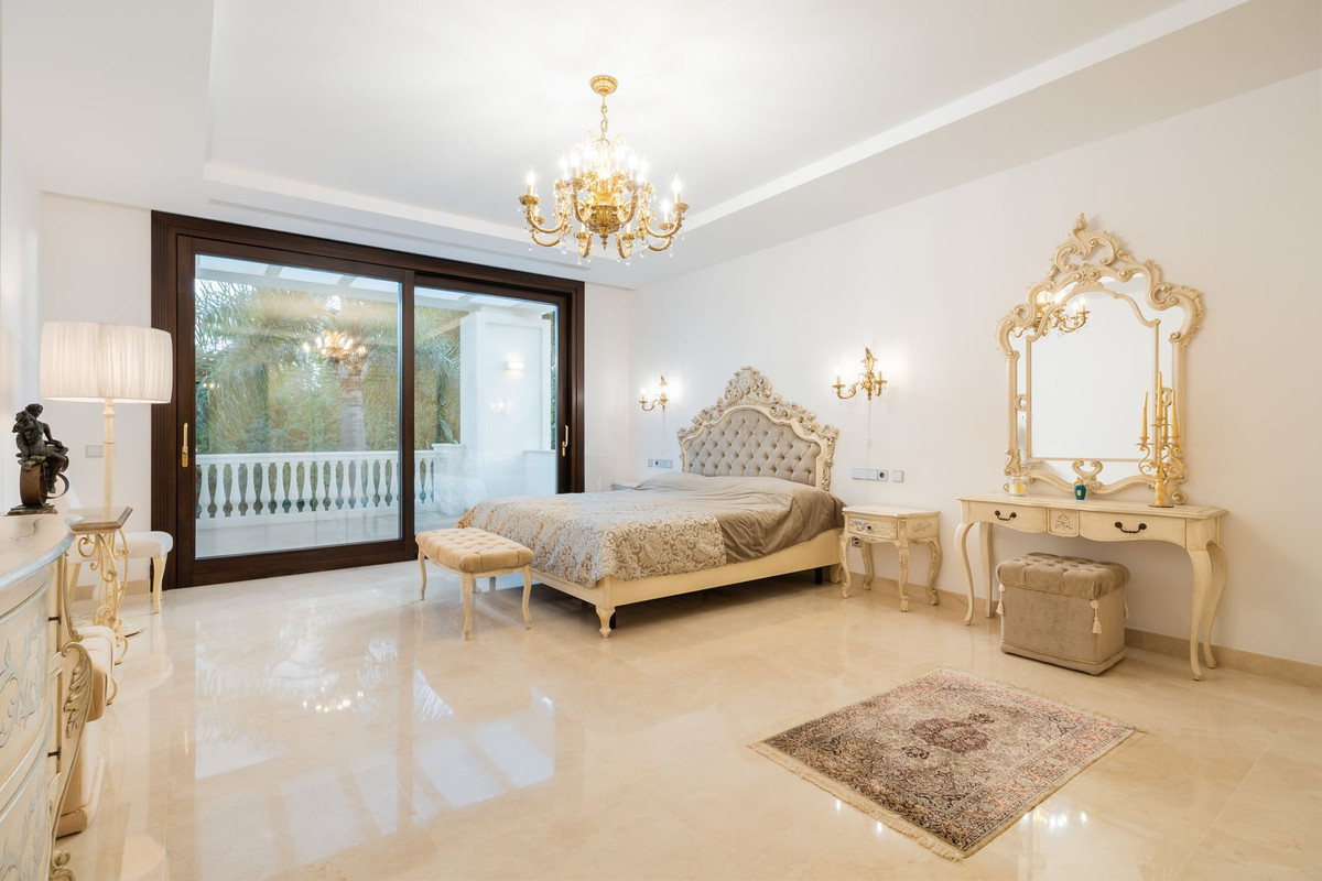 7 bedroom Villas for sale in Guadalmina Baja – R5271466