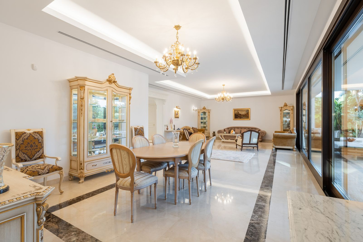 7 bedroom Villas for sale in Guadalmina Baja – R5271466