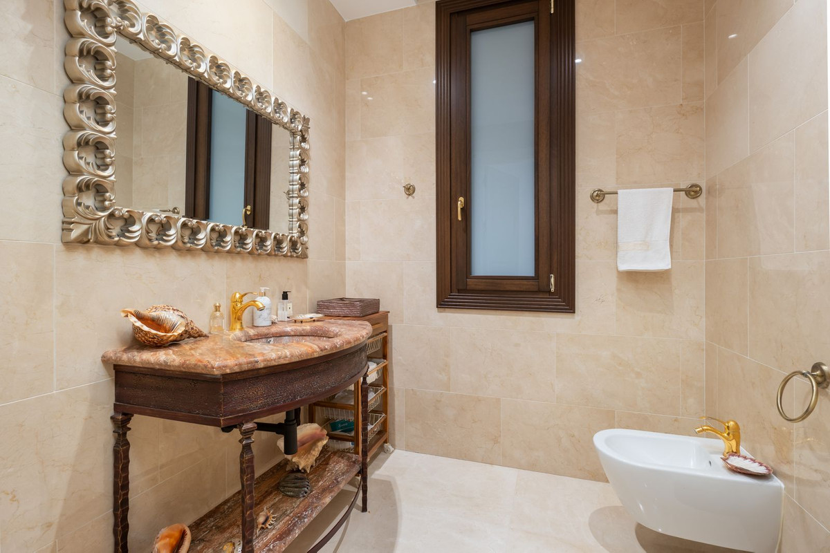 7 bedroom Villas for sale in Guadalmina Baja – R5271466