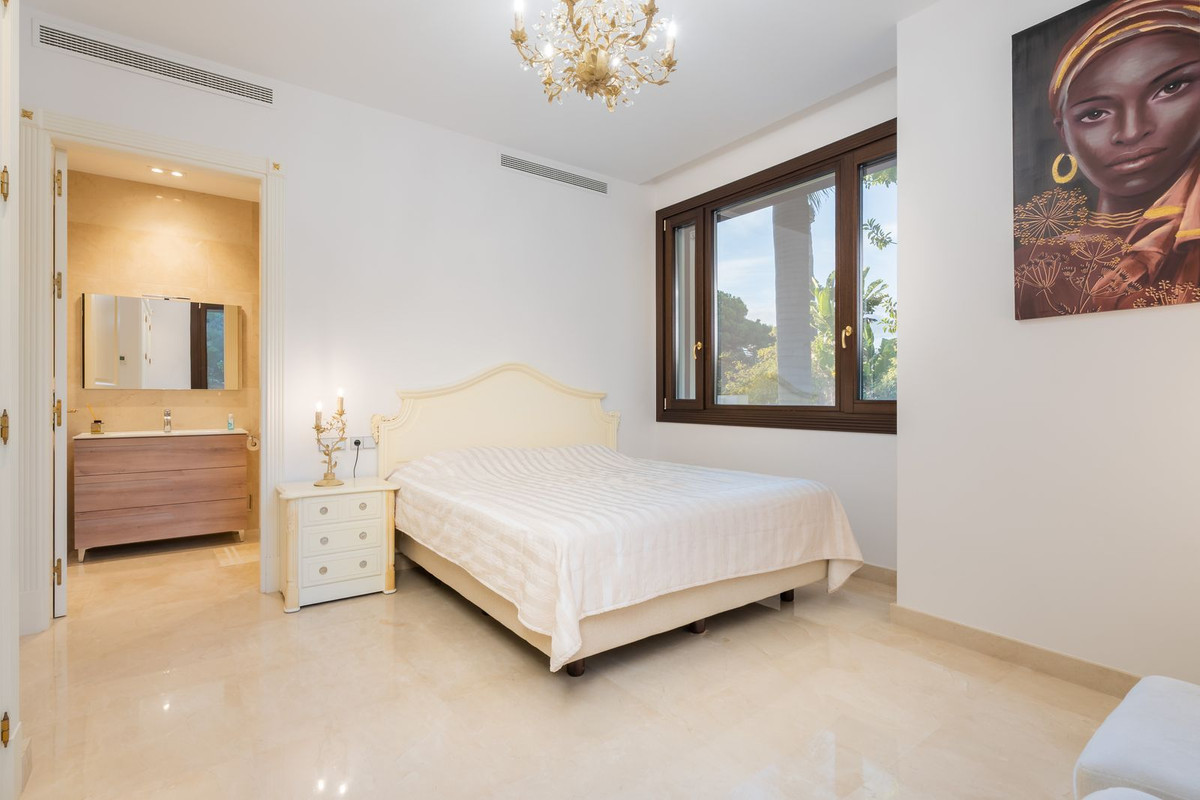 7 bedroom Villas for sale in Guadalmina Baja – R5271466