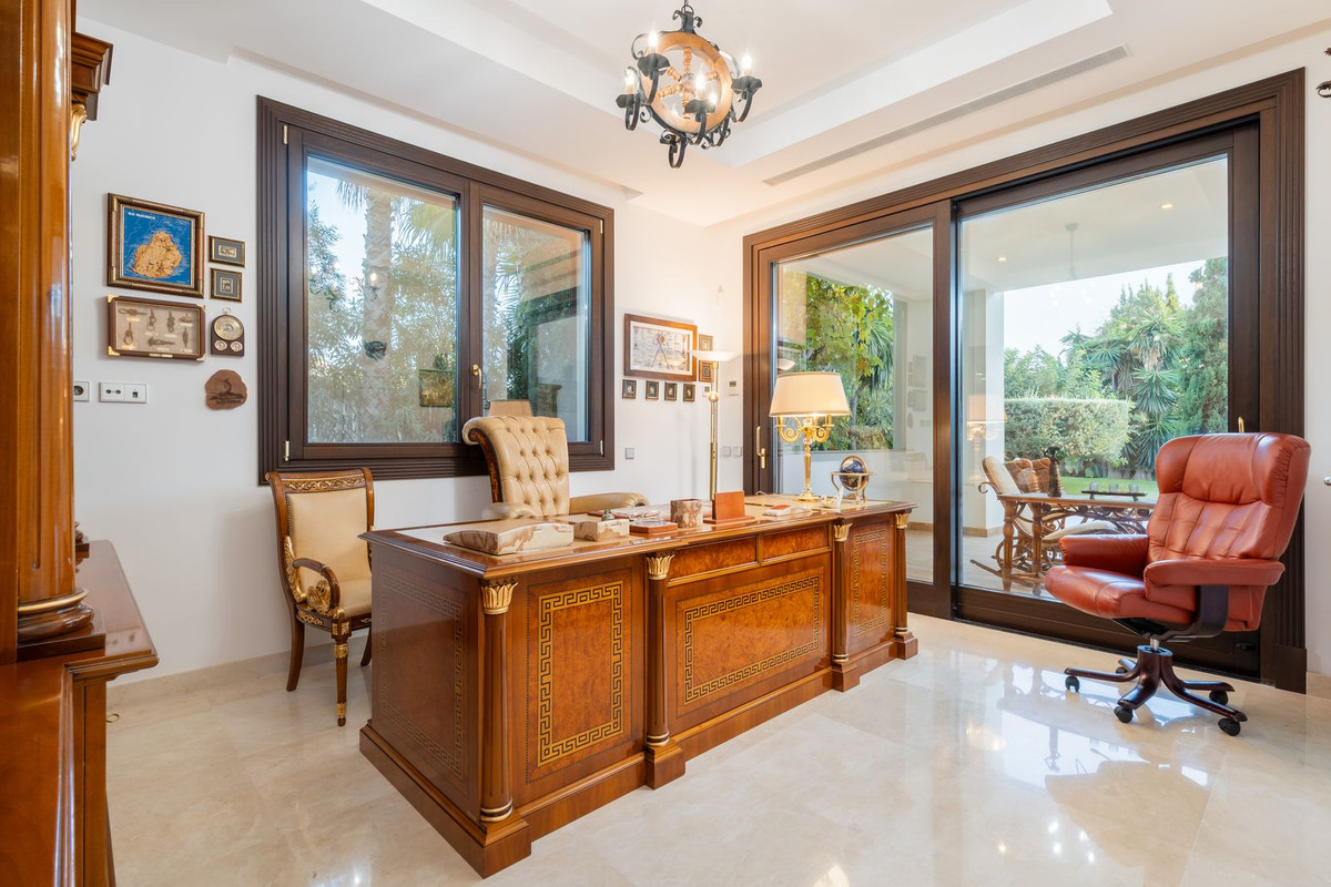 7 bedroom Villas for sale in Guadalmina Baja – R5271466