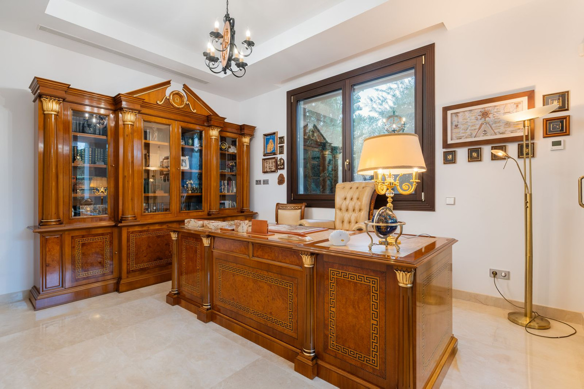 7 bedroom Villas for sale in Guadalmina Baja – R5271466