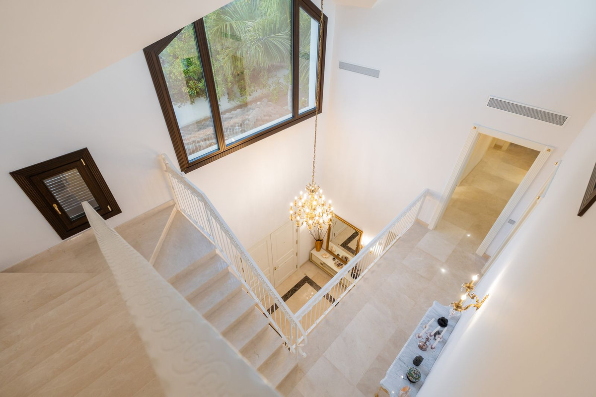 7 bedroom Villas for sale in Guadalmina Baja – R5271466