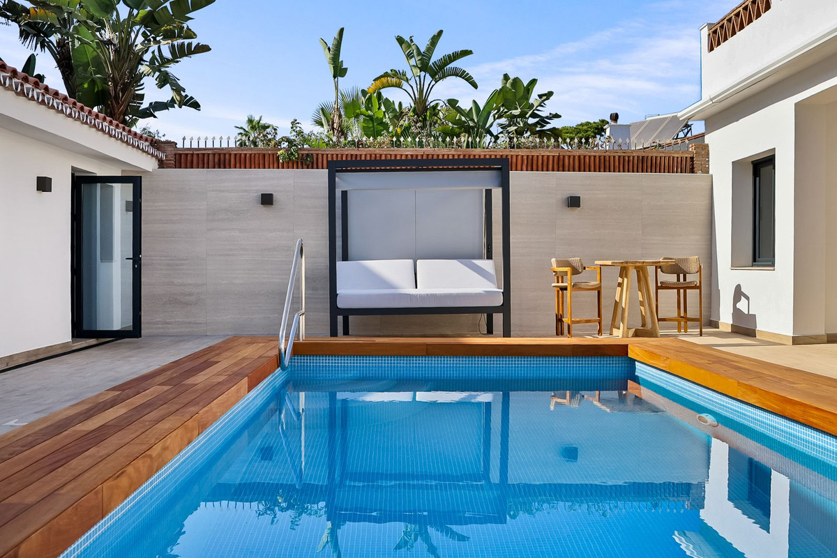 5 bedroom Villas for sale in Costabella – R5188048