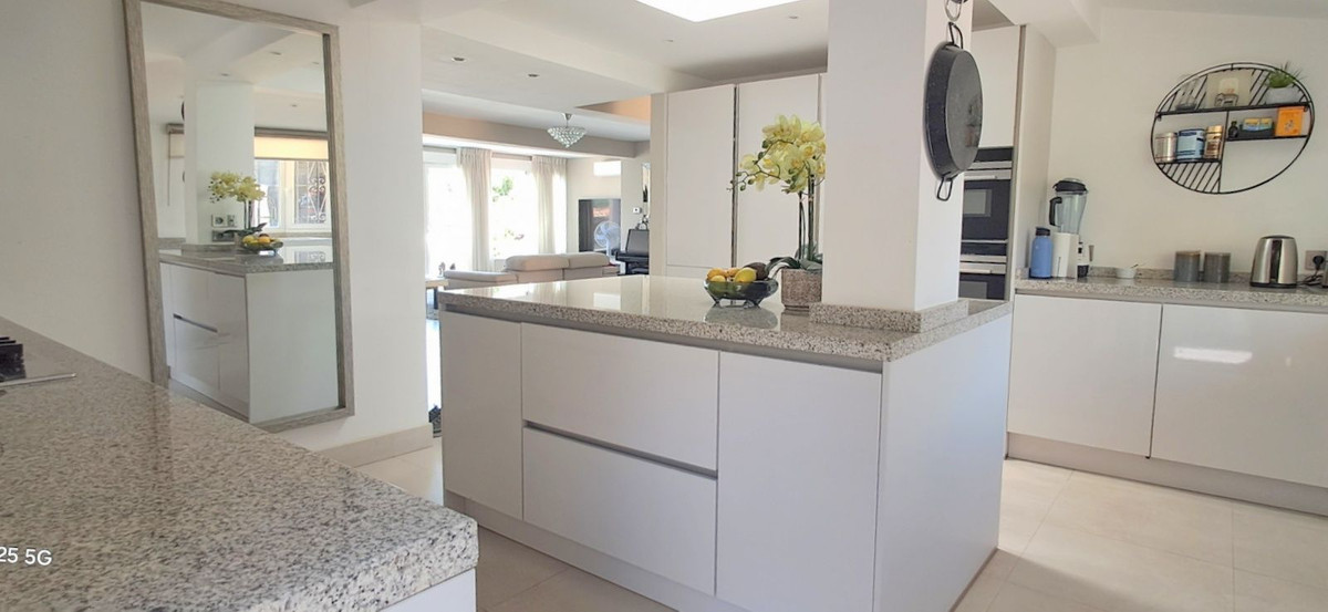 6 bedroom Villas for sale in Marbella – R5077270 6 bedroom Villas for sale in Marbella – R5077270