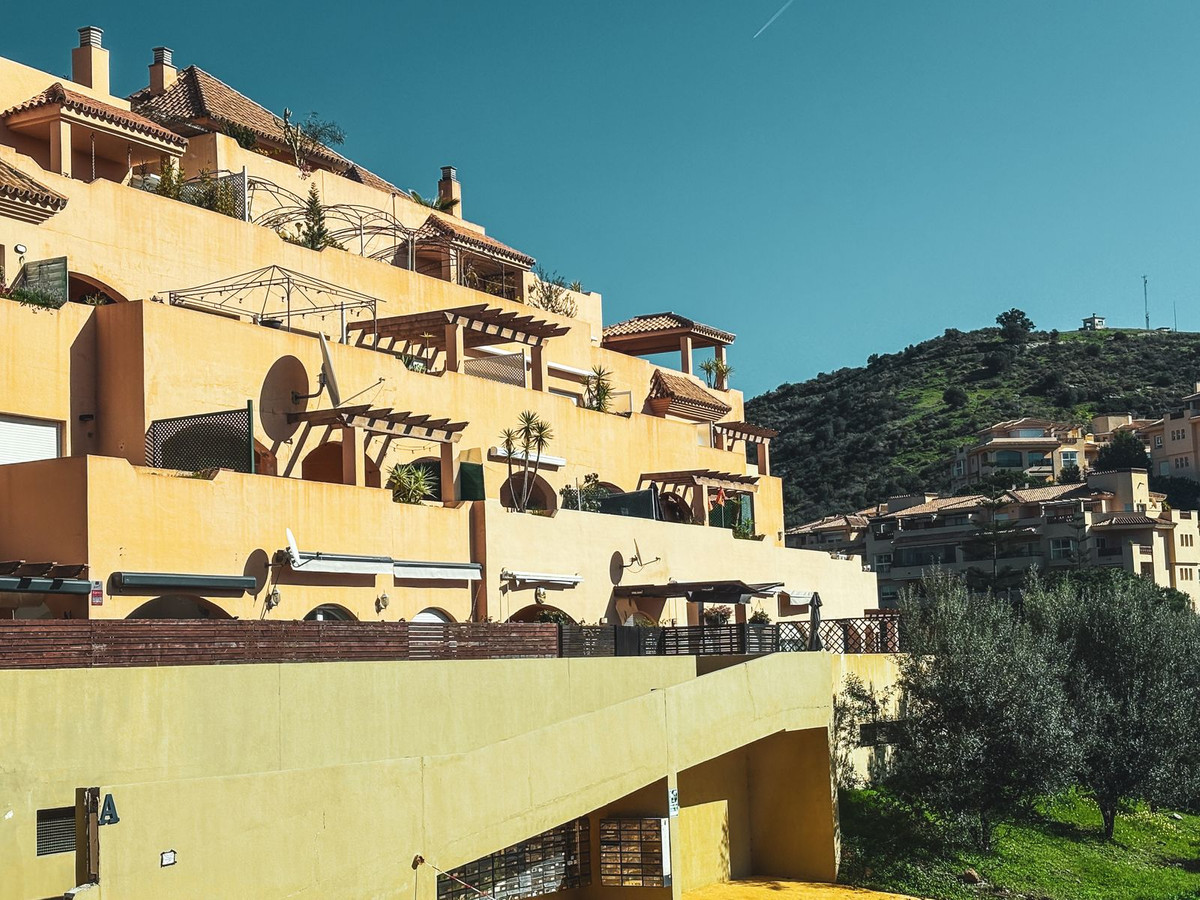 Apartamentos de 2 dormitorios en venta en Calahonda – R5299576