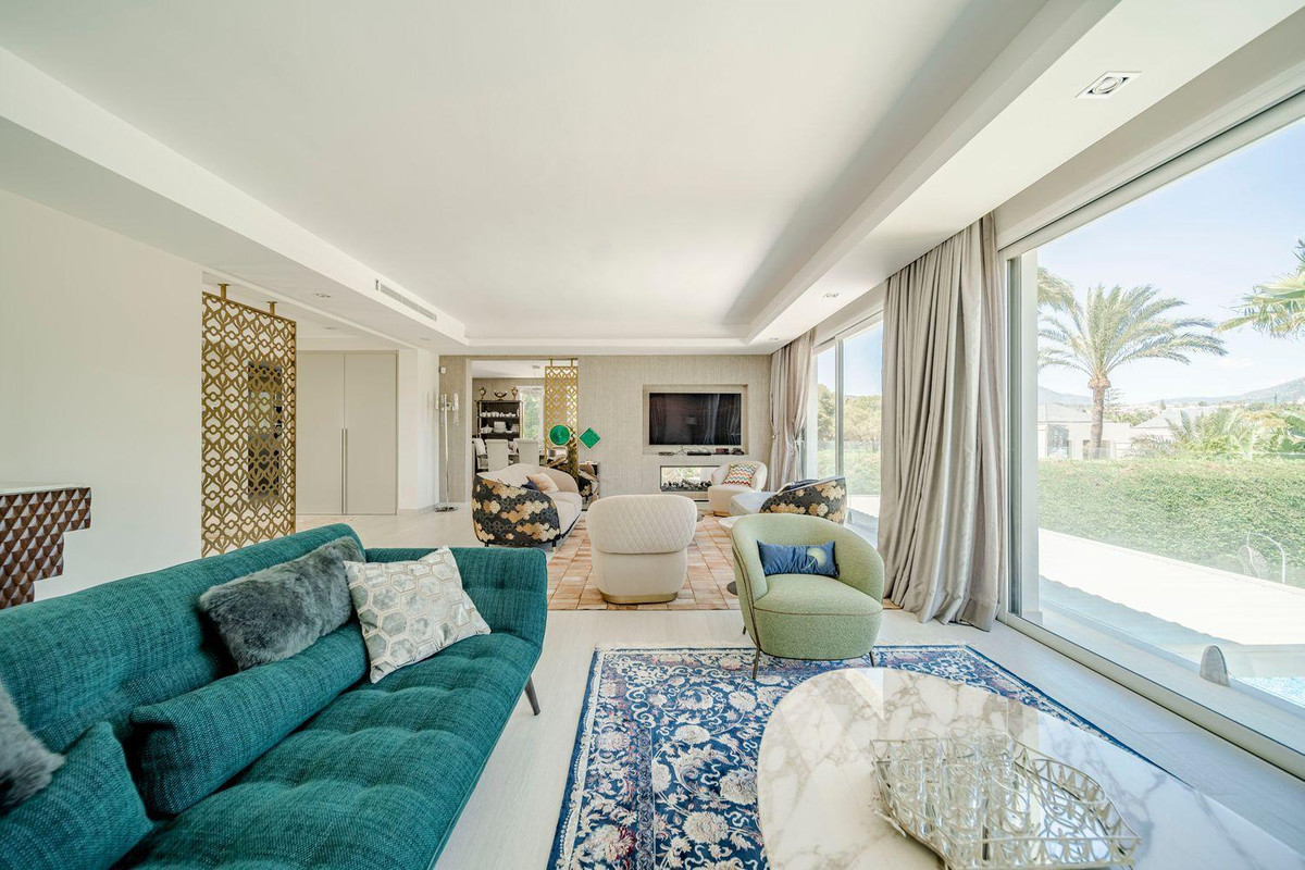 7 bedroom Villas for sale in Marbella – R5227396