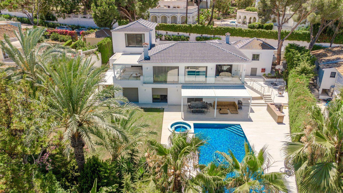 7 bedroom Villas for sale in Marbella – R5227396