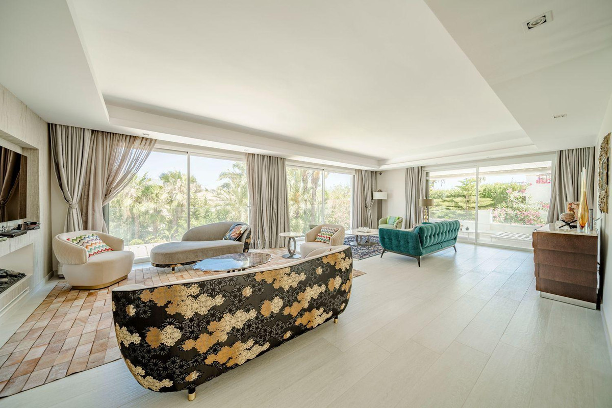 7 bedroom Villas for sale in Marbella – R5227396