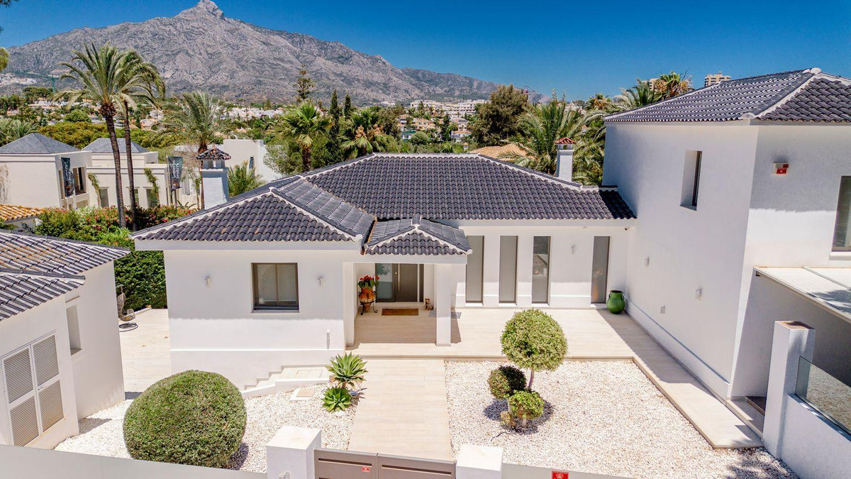 7 bedroom Villas for sale in Marbella – R5227396