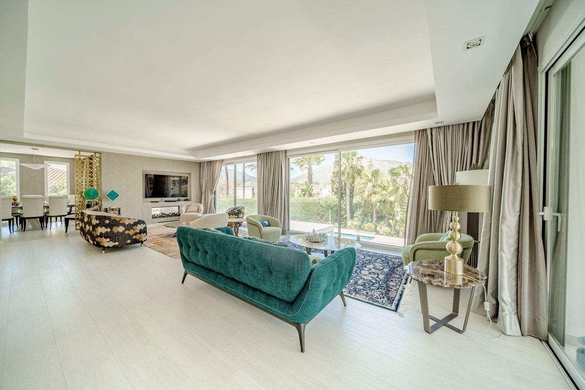 7 bedroom Villas for sale in Marbella – R5227396