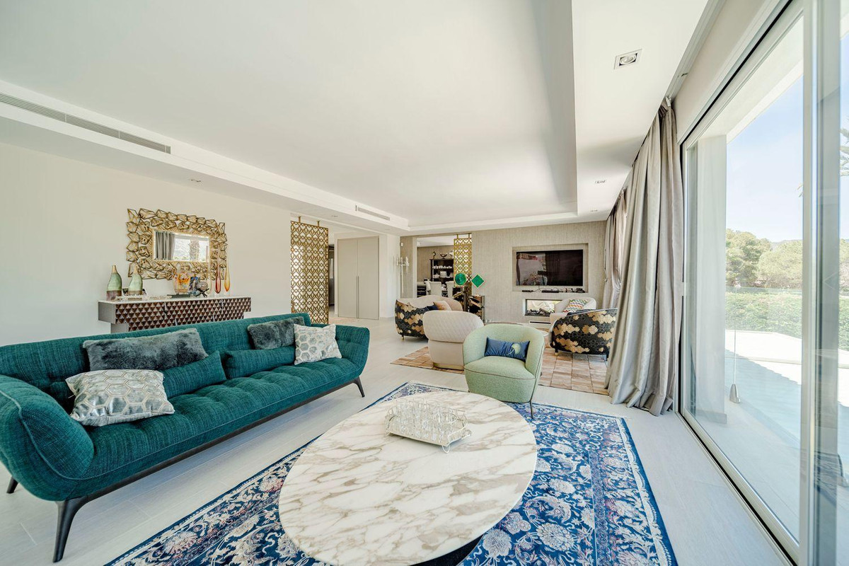 7 bedroom Villas for sale in Marbella – R5227396