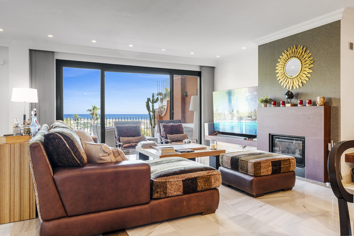 3 bedroom Apartments for sale in Monte Halcones – R5299321