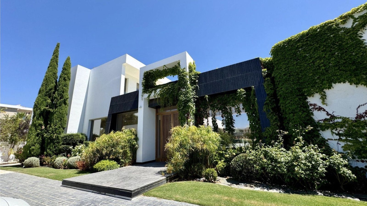 6 bedroom Villas for sale in Los Flamingos – R5292973