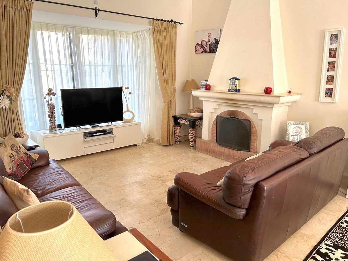 Pareados de 3 dormitorios en venta en Elviria – R5299516