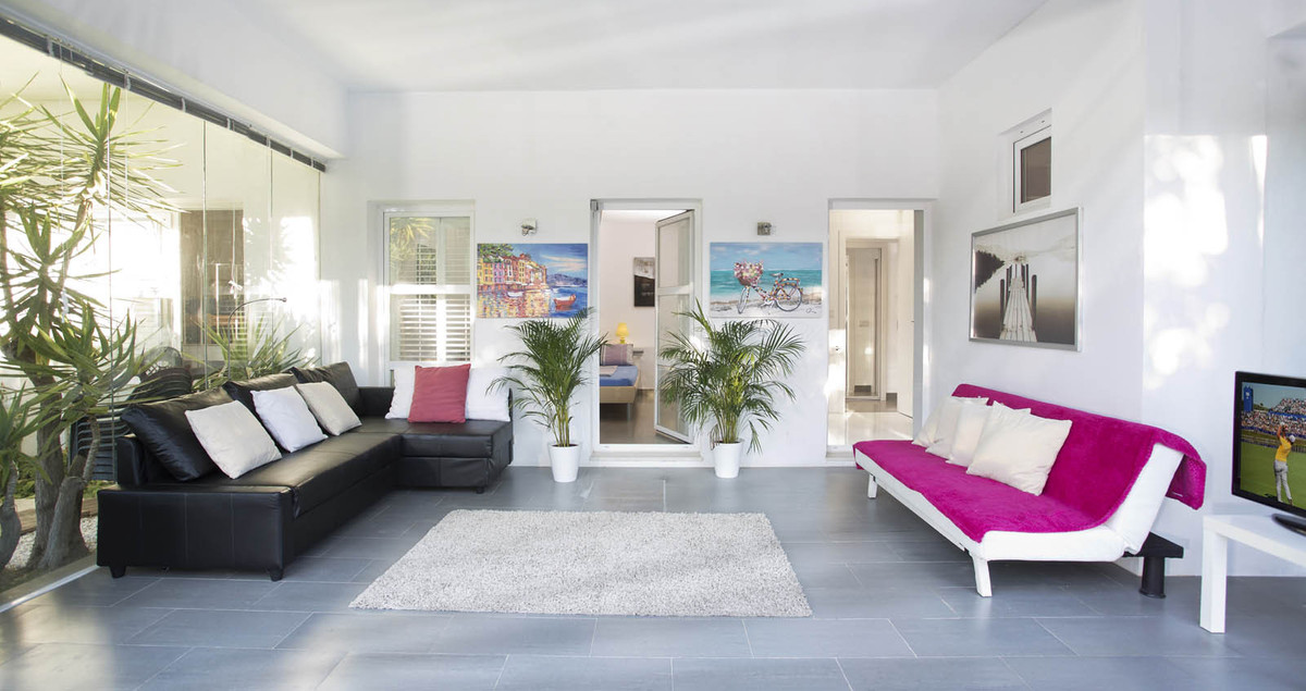 8 bedroom Villas for sale in Elviria – R4968919