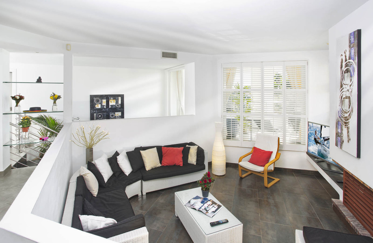 8 bedroom Villas for sale in Elviria – R4968919