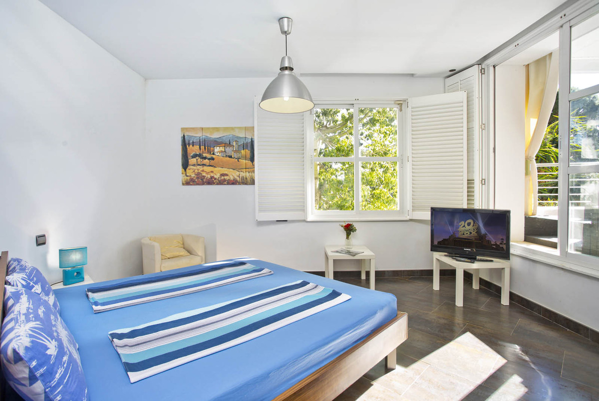 8 bedroom Villas for sale in Elviria – R4968919