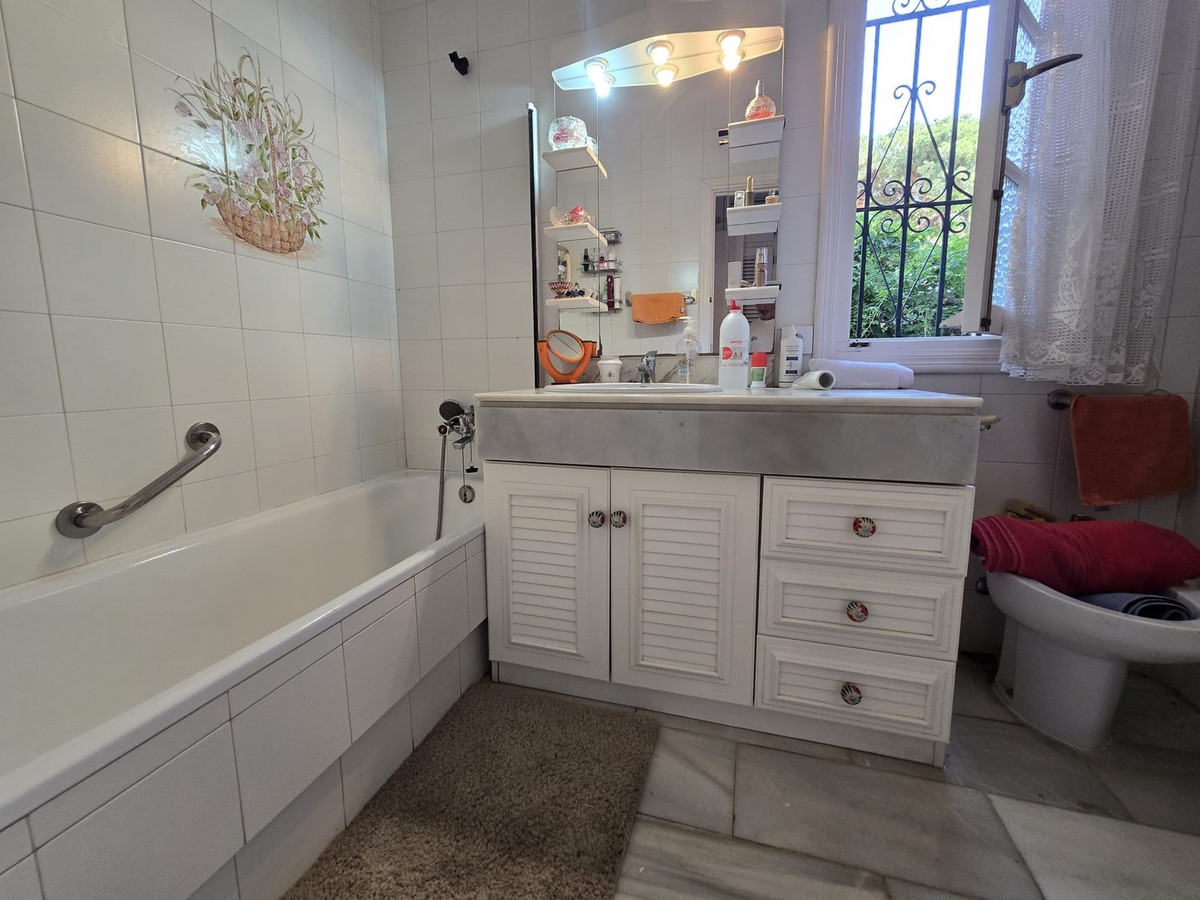 4 bedroom Villas for sale in Calahonda – R5272579