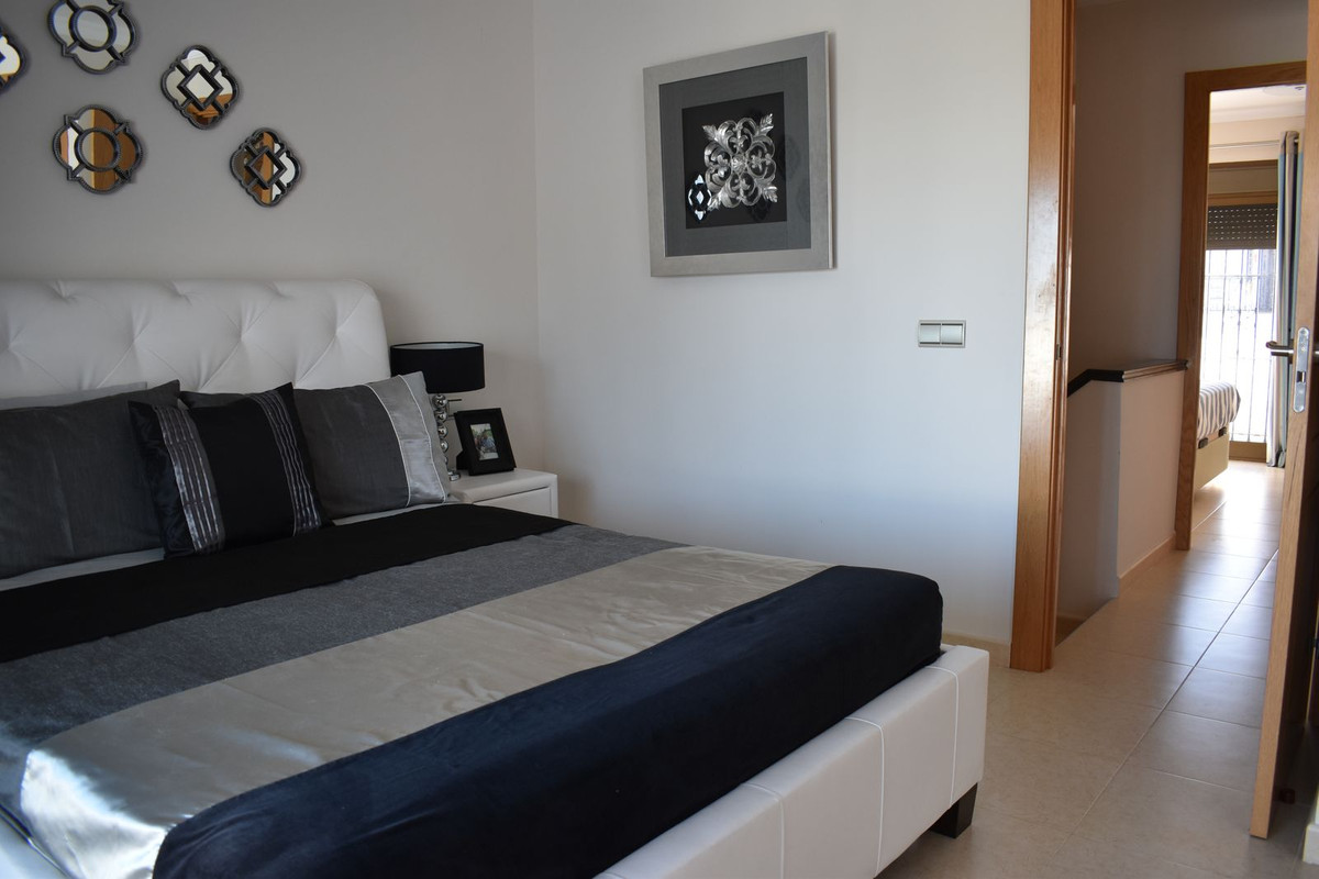 Adosados de 4 dormitorios en venta en Calahonda – R5306962