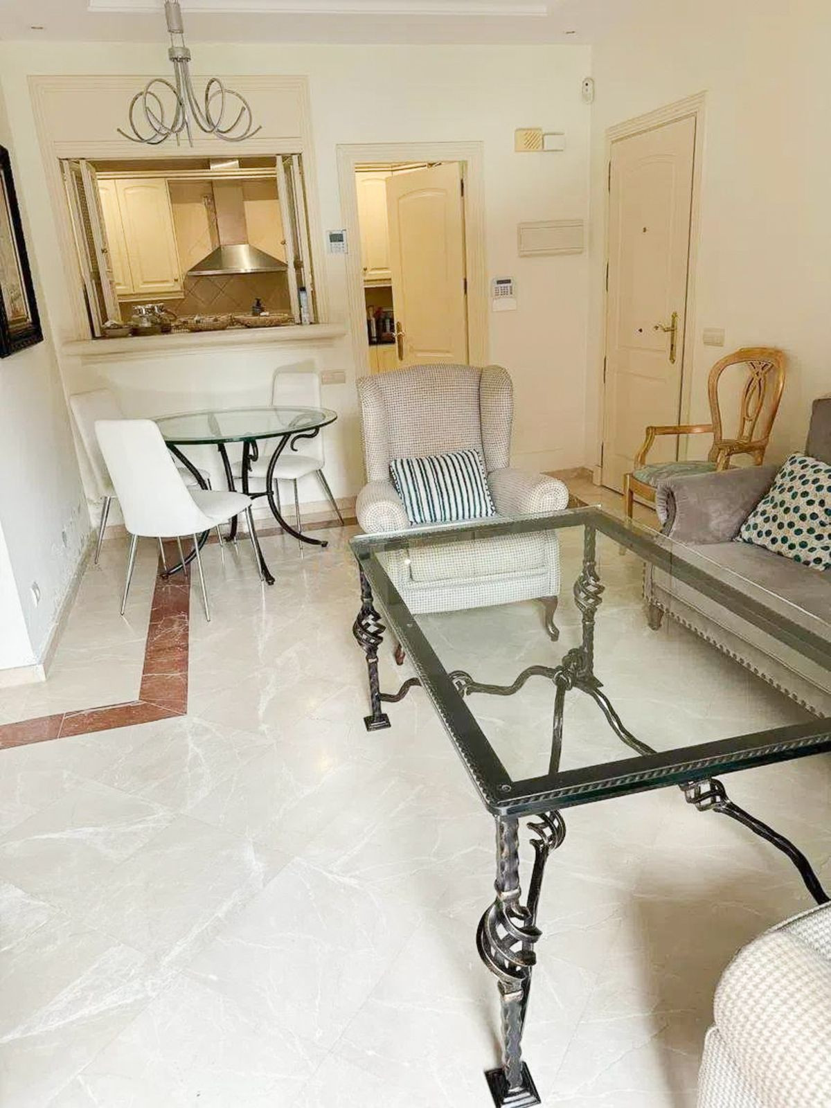 Apartamentos de 3 dormitorios en venta en Elviria – R4849144