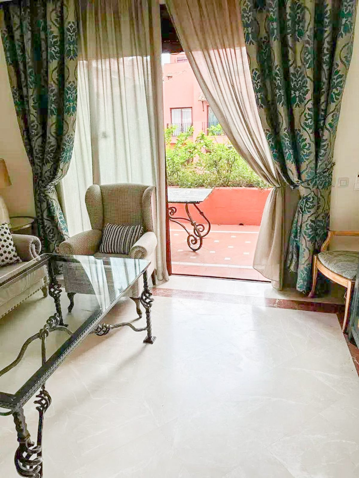 Apartamentos de 3 dormitorios en venta en Elviria – R4849144