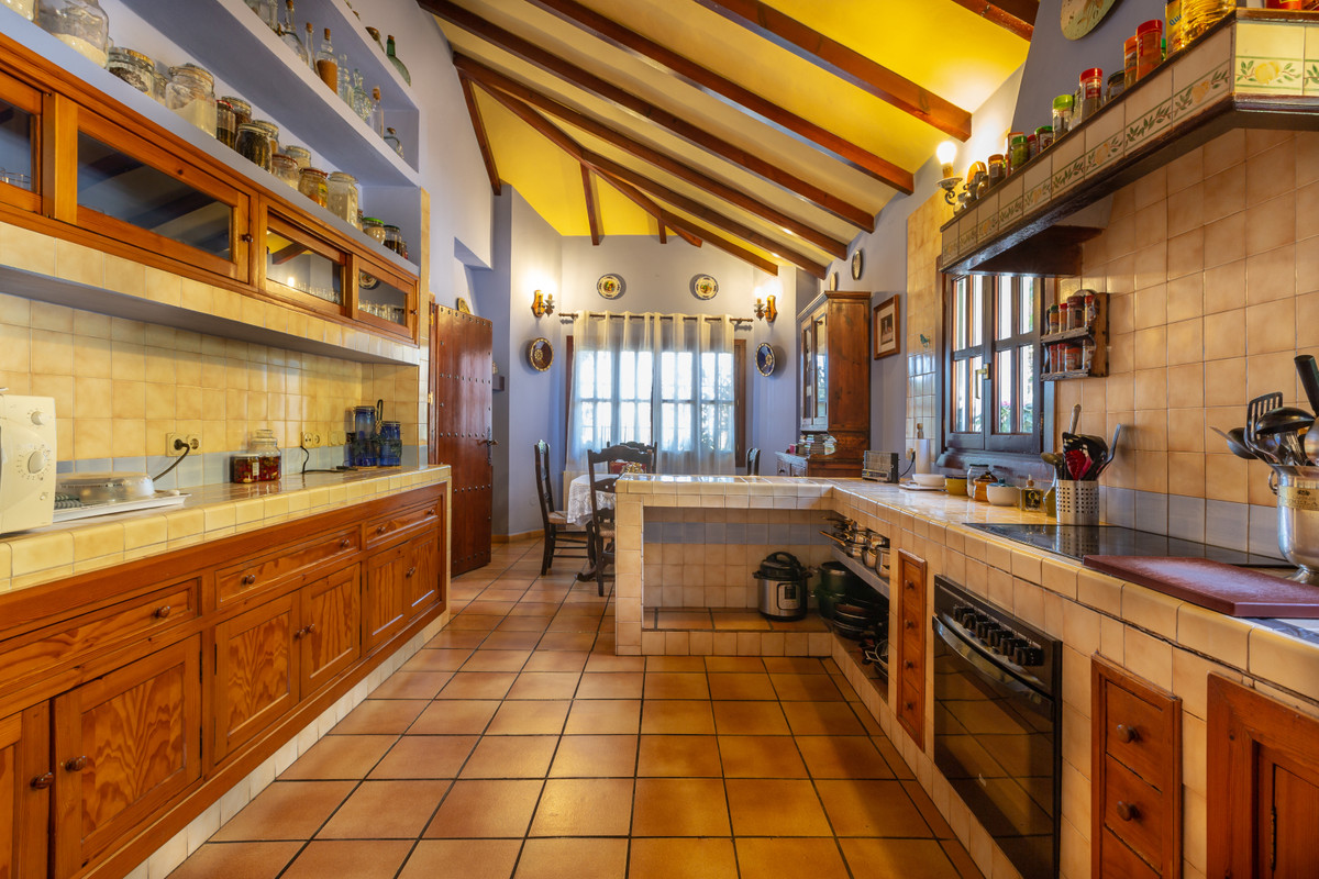 4 bedroom Villas for sale in Elviria – R2223614