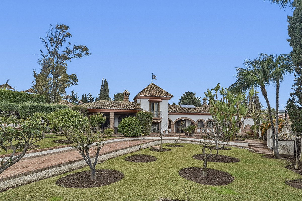 4 bedroom Villas for sale in Las Chapas – R5324515