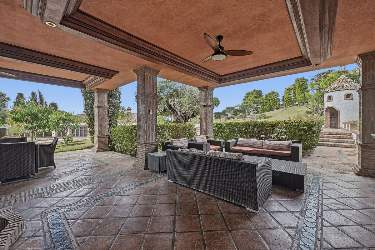 4 bedroom Villas for sale in Las Chapas – R5324515