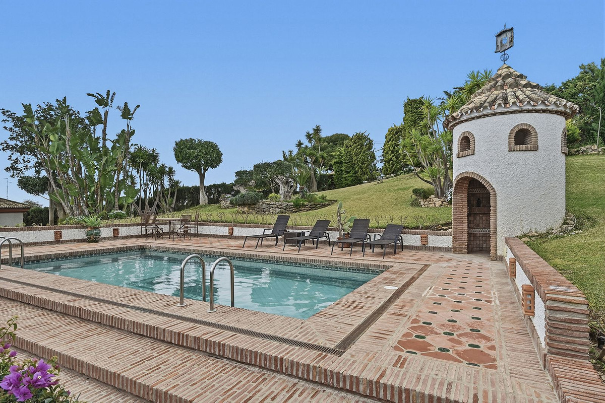 4 bedroom Villas for sale in Las Chapas – R5324515