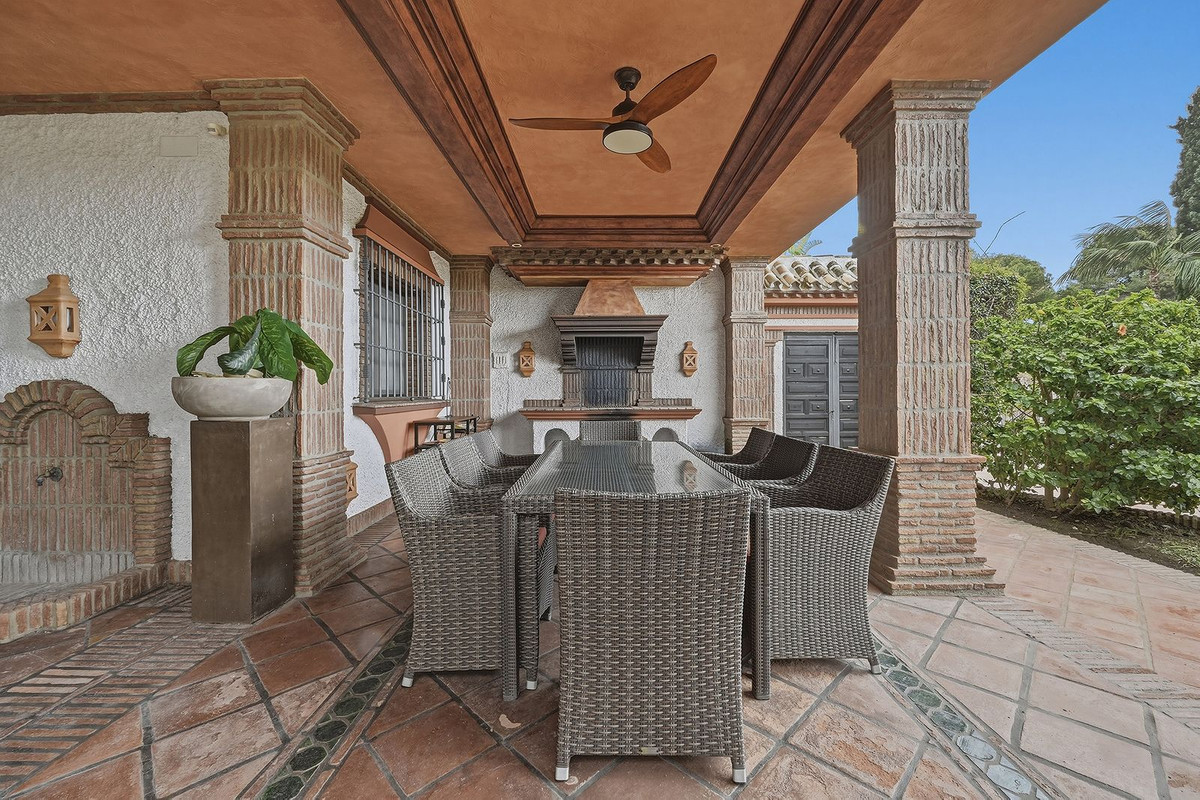 4 bedroom Villas for sale in Las Chapas – R5324515