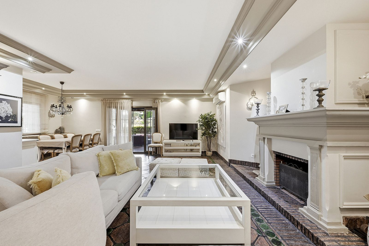 4 bedroom Villas for sale in Las Chapas – R5324515