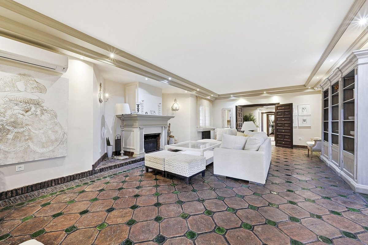 4 bedroom Villas for sale in Las Chapas – R5324515