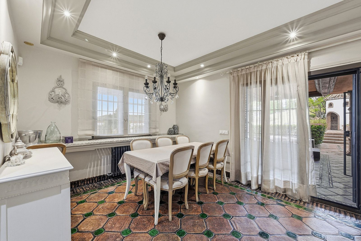 4 bedroom Villas for sale in Las Chapas – R5324515