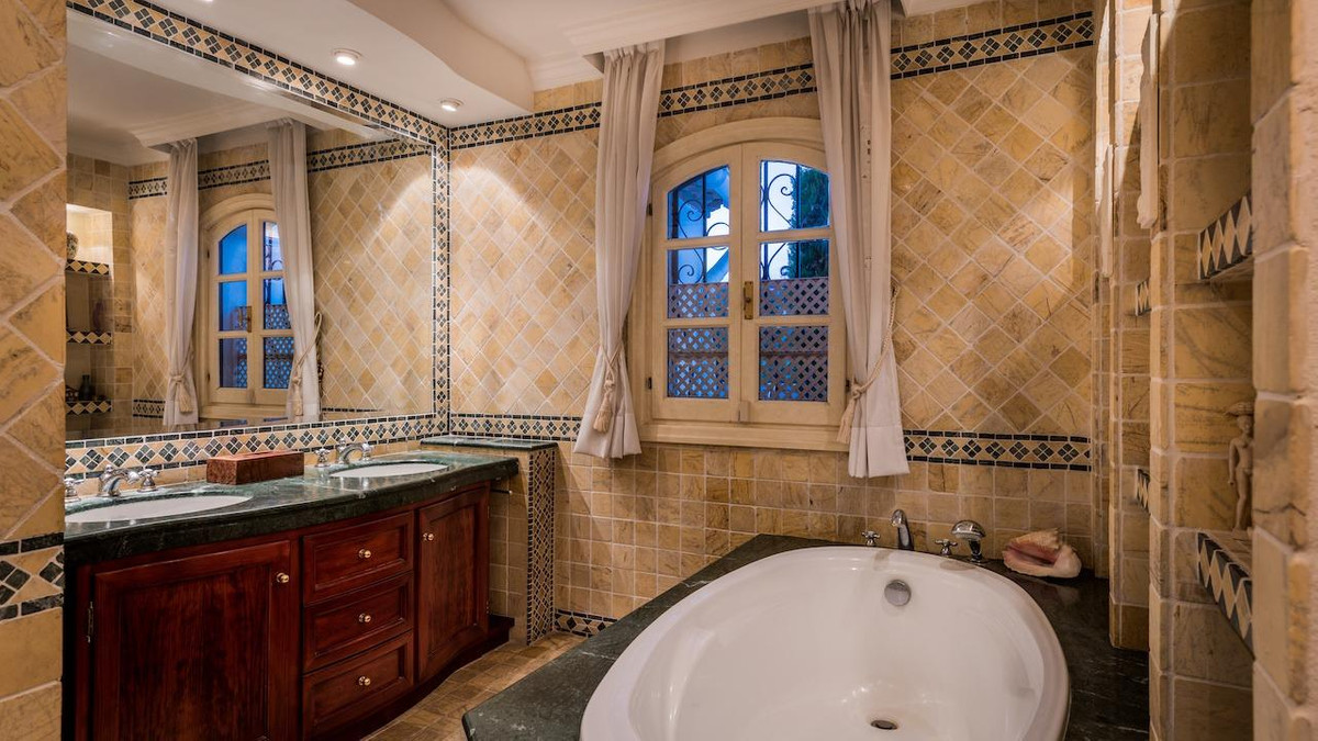 6 bedroom Villas for sale in Los Flamingos – R5311261