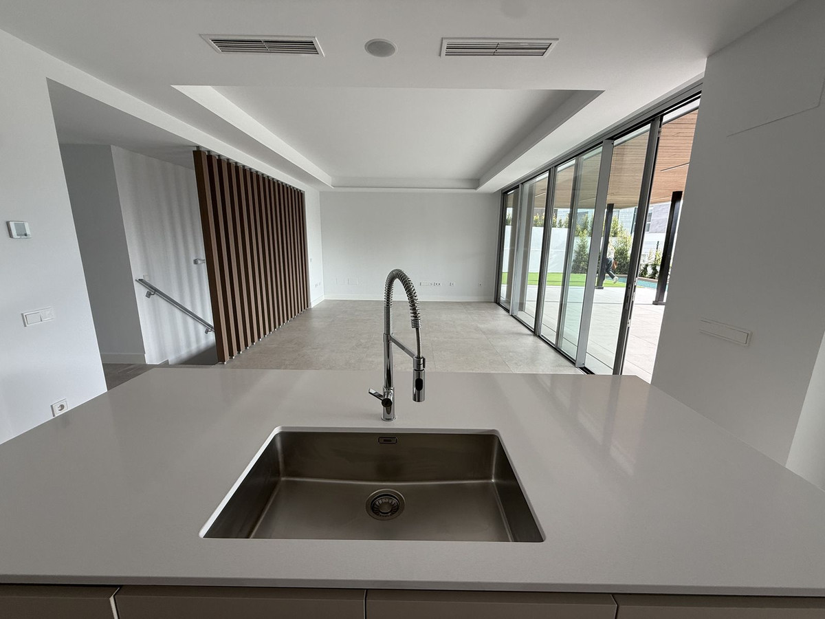 4 bedroom Apartments for sale in Marbella – R5250190