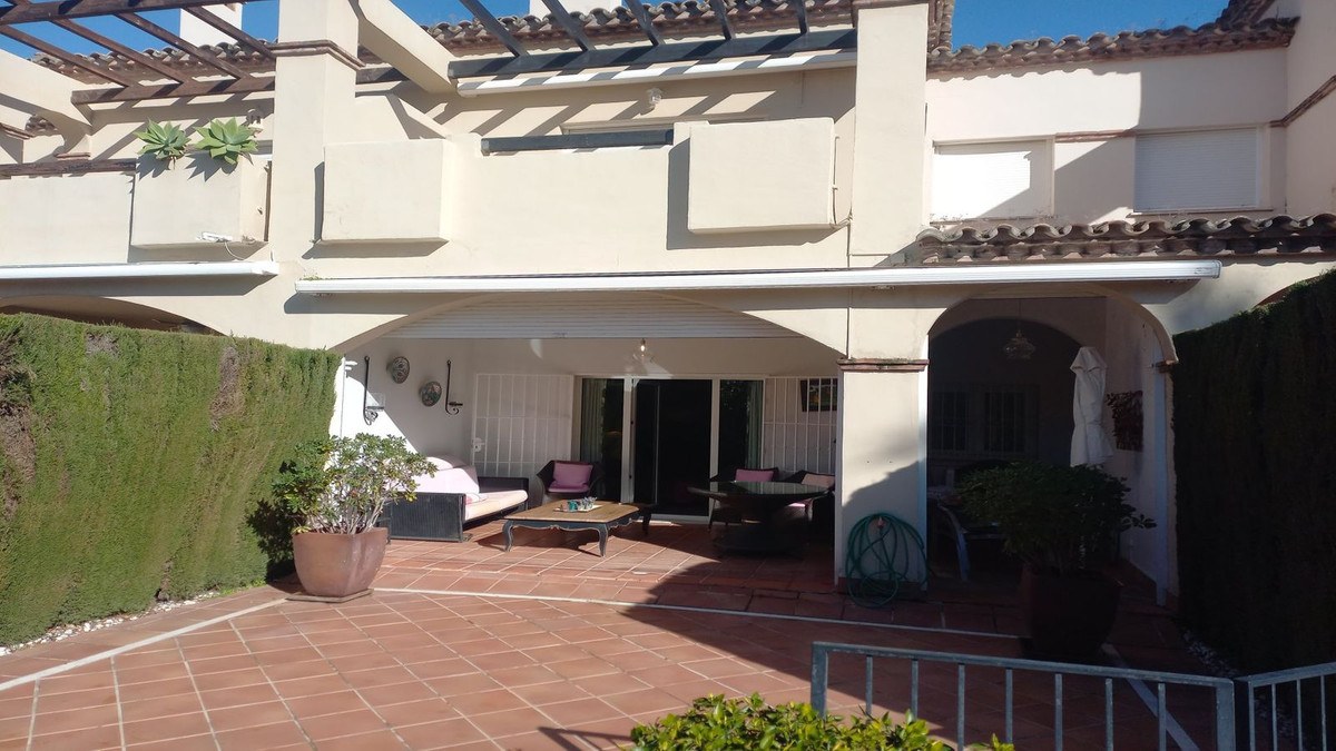 Adosados de 3 dormitorios en venta en Guadalmina Baja – R5289574