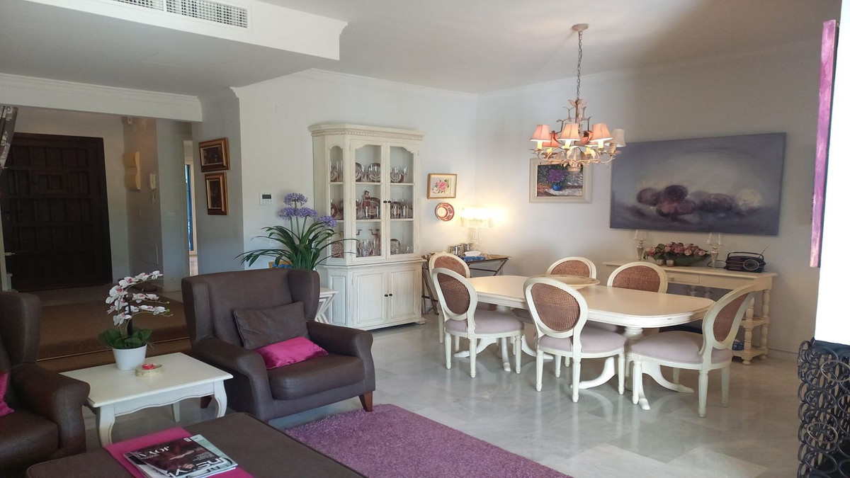 Adosados de 3 dormitorios en venta en Guadalmina Baja – R5289574