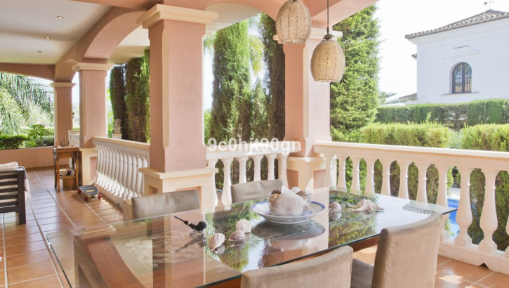 Villas de 6 dormitorios en venta en Elviria – R5329729 en 