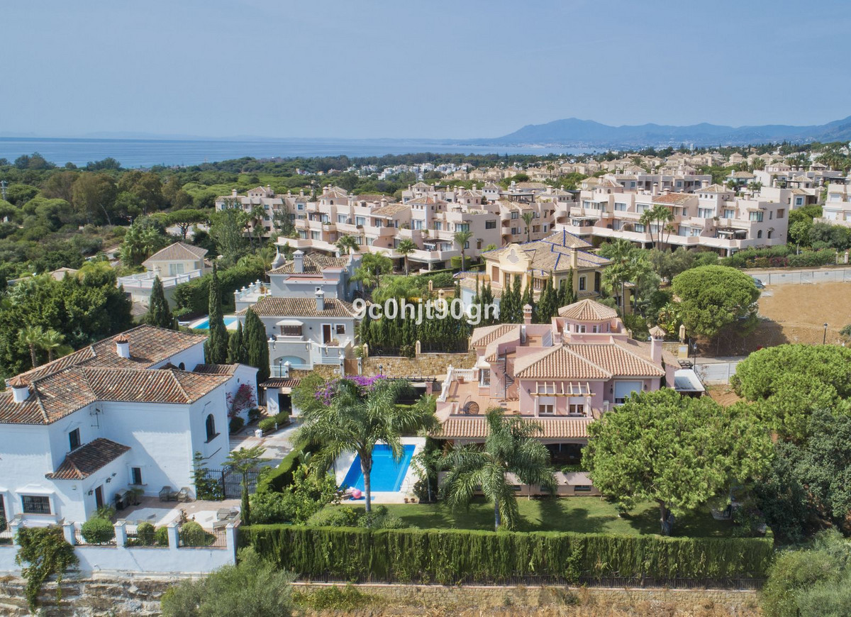6 bedroom Villas for sale in Elviria – R5329729