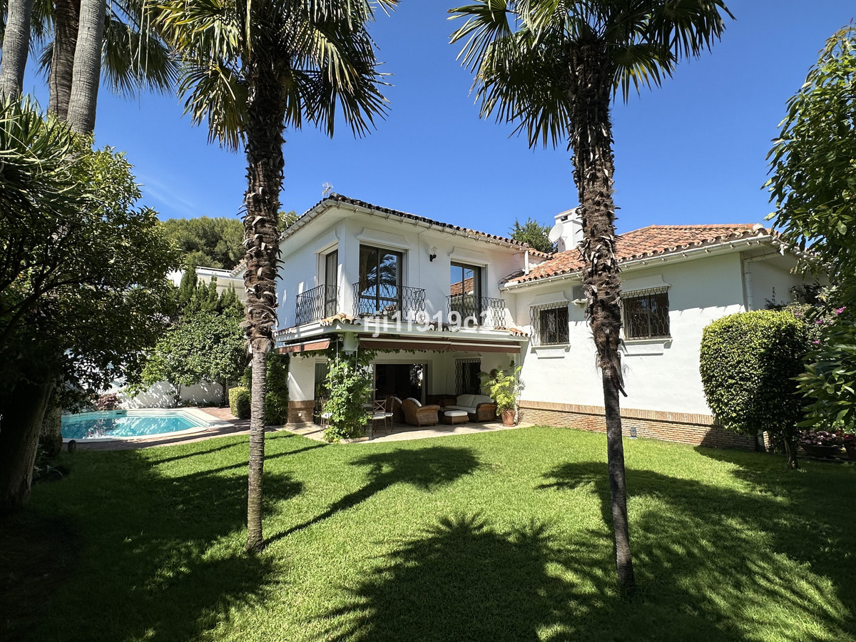 5 bedroom Villas for sale in Los Monteros – R5330077