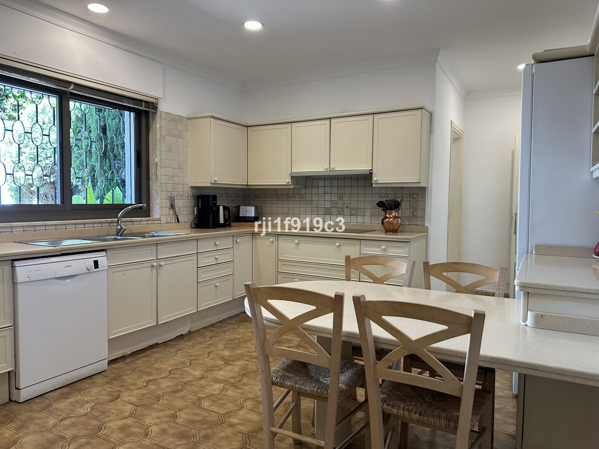 5 bedroom Villas for sale in Los Monteros – R5330077