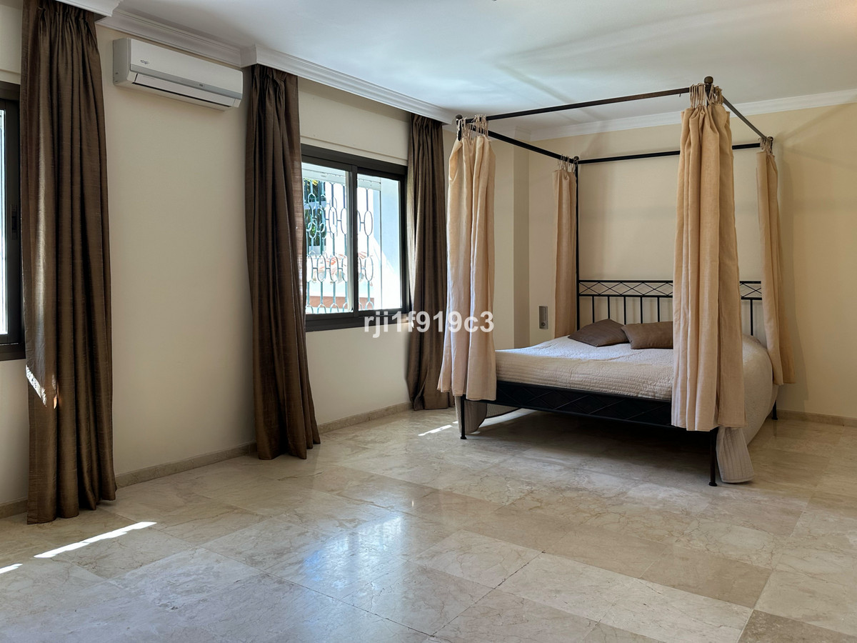 5 bedroom Villas for sale in Los Monteros – R5330077